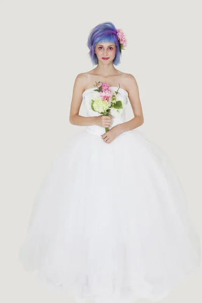 Krásná mladá žena ve svatebních šatech — Stock fotografie