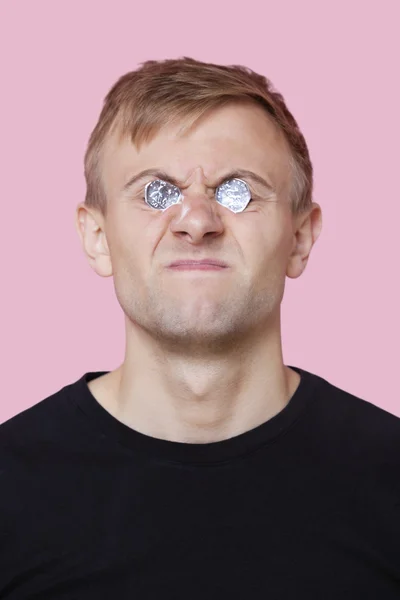 Hombre cubriendo ojos con monedas — Foto de Stock