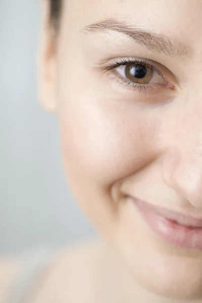 Hälfte eines jungen Frauengesichts — Stockfoto