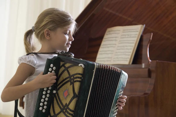 Girl playing accordion — Stock Photo, Image