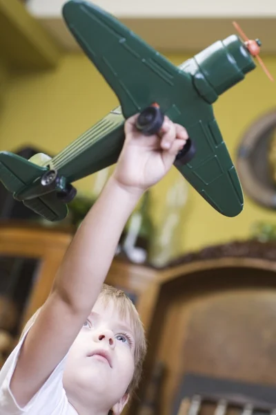 Menino brincando com avião modelo — Fotografia de Stock
