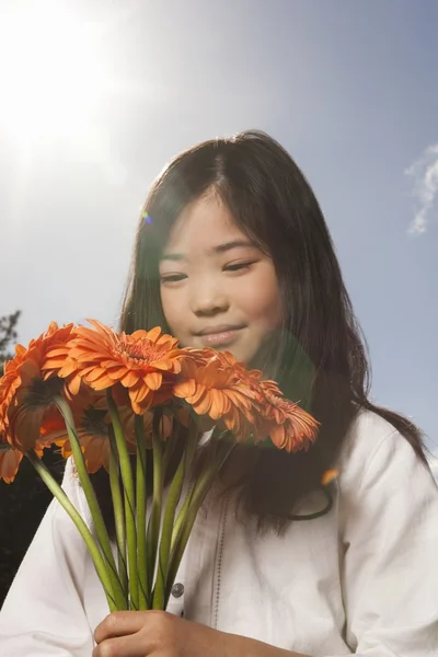 Menina asiática com flores — Fotografia de Stock