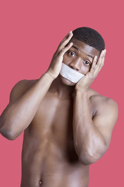 Hombre con cinta adhesiva sobre la boca — Foto de Stock