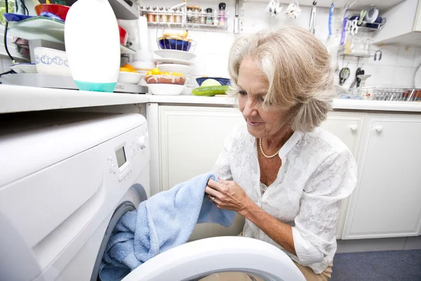 Mulher carregando máquina de lavar roupa — Fotografia de Stock