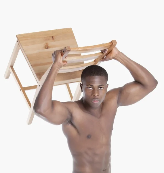 Junge männliche Athletin hebt Holz — Stockfoto