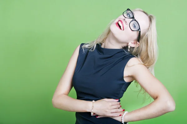 Frau lächelt auf grünem Hintergrund — Stockfoto