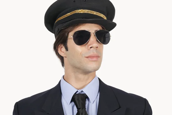 Молодой человек в форме пилота — стоковое фото