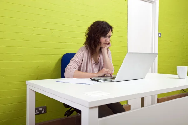 Frau arbeitet am Schreibtisch — Stockfoto