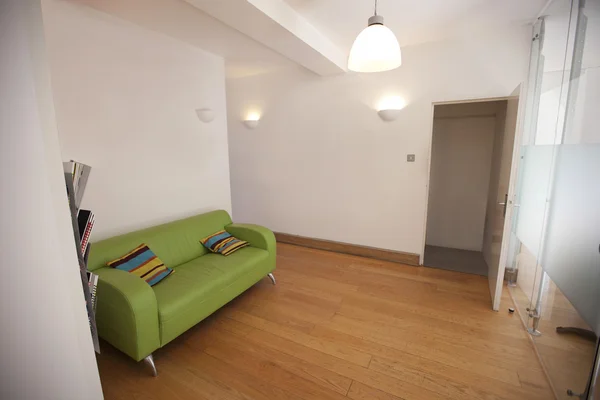 Зеленый диван в пустом офисе — стоковое фото