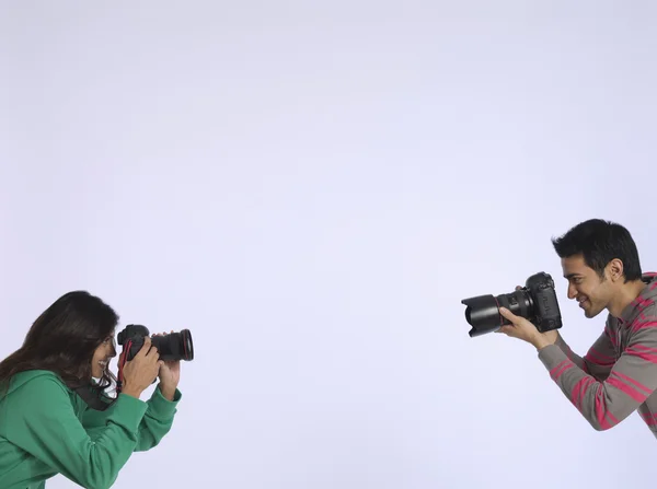 Vrouw en man fotograferen elkaar — Stockfoto