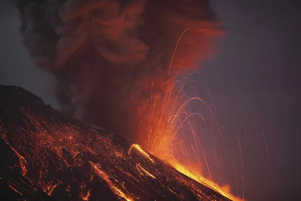 Lava derretida em erupção — Fotografia de Stock