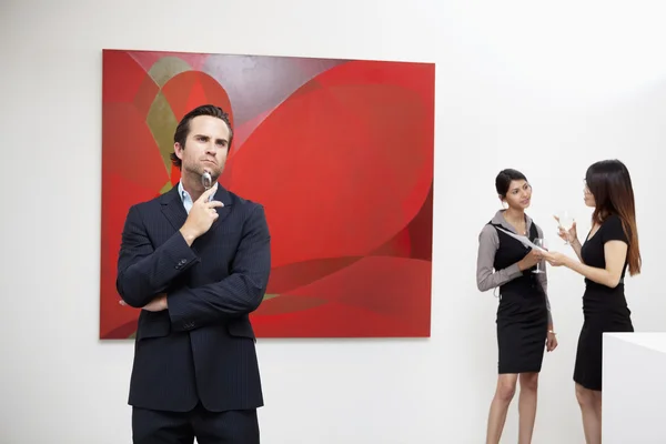 Man with women in museum — Stock Photo, Image