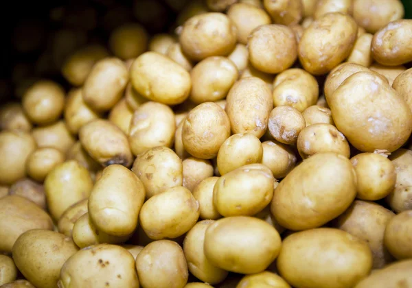Rohkartoffeln im Supermarkt — Stockfoto