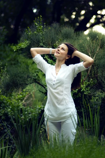 サマー ガーデンで自然を楽しむ若い女性 — ストック写真