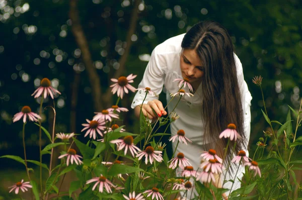 Νεαρή γυναίκα απόλαυση της φύσης στον καλοκαιρινό κήπο — Φωτογραφία Αρχείου