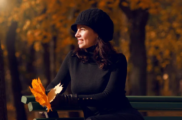 Felice autunno della vita di una donna — Foto Stock