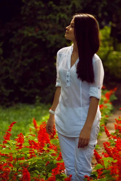 Giovane donna che si gode la natura nel giardino estivo — Foto Stock