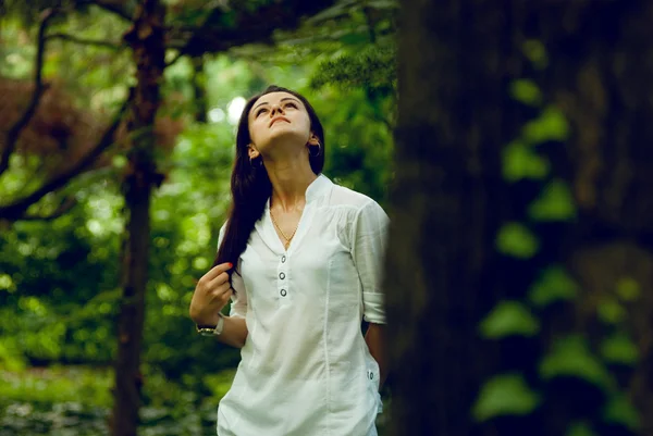 Genç kadın yaz bahçesinde doğanın keyfini — Stok fotoğraf