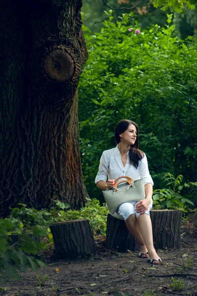 Jonge vrouw genieten van natuur in de zomertuin — Stockfoto