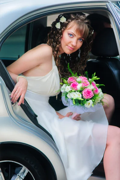 Beautiful bride in a car — Stock Photo, Image