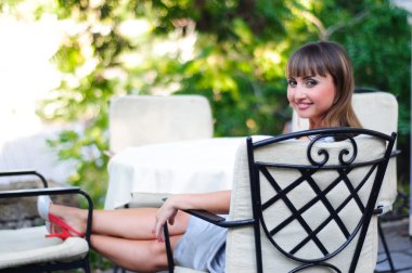 geri kalan bahçesi içinde olan genç gülümseyen