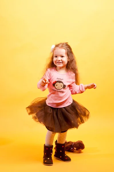 Niedliches kleines Mädchen tanzt — Stockfoto