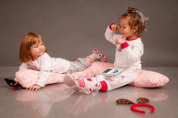 Schläfrig süße kleine Mädchen im Pyjama — Stockfoto