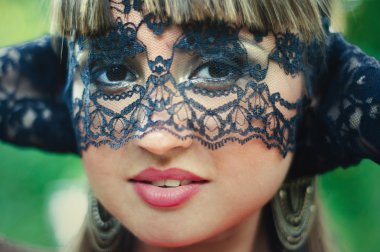 siyah dantel örtü ile şehvetli kadın