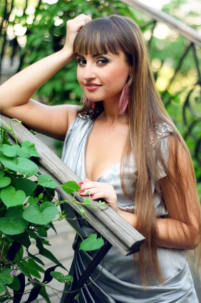 Joven atractiva mujer sonriendo — Foto de Stock