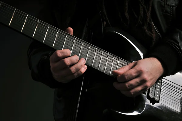 gitar çalmak