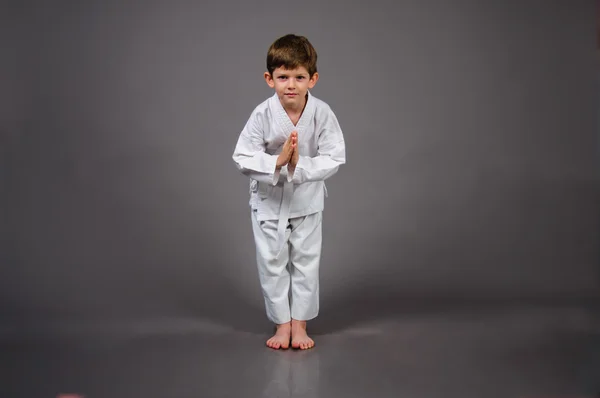 Karate chico en kimono blanco — Foto de Stock