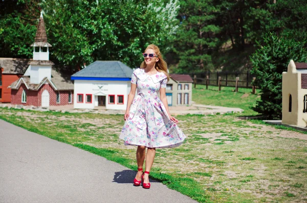 Giovane signora in abito vintage e occhiali da sole — Foto Stock