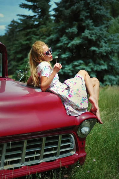 Jovem senhora em vestido vintage com o carro retro vermelho — Fotografia de Stock
