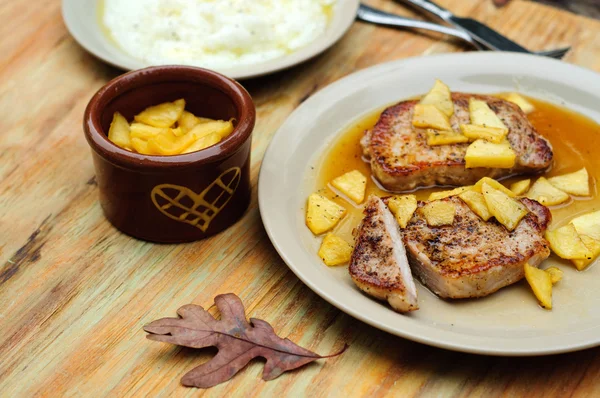 Pork chops met appelmoes — Stockfoto