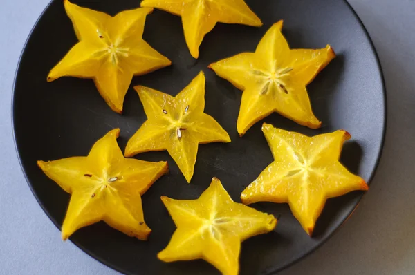 Bir tabağa kesip Starfruit — Stok fotoğraf