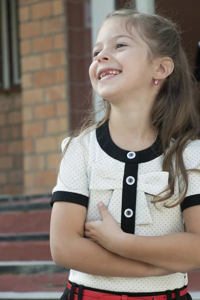 Plezier van de kleine schoolmeisje — Stockfoto