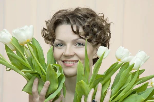 優しさで女性はチューリップの花束を保持します。 — ストック写真