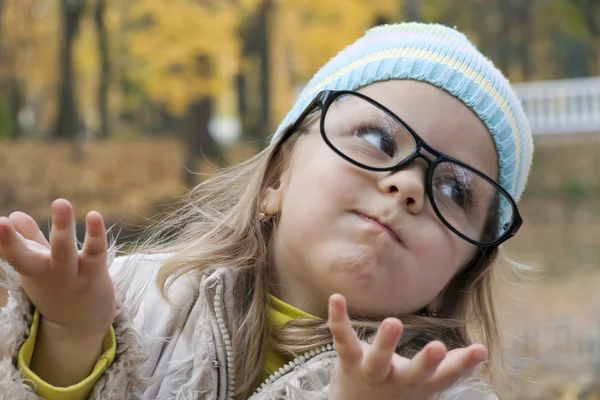 Kind maakt een hulpeloos gebaar — Stockfoto
