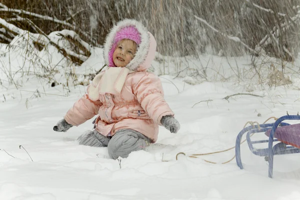 Sneen falder på pigen - Stock-foto