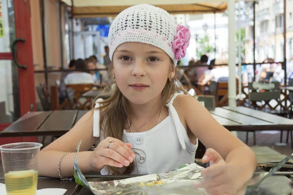 Bambino in caffè di strada — Foto Stock