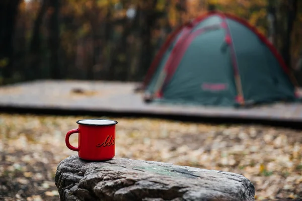 Röd Mugg Står Sten Skogen Mot Bakgrund Ett Tält — Stockfoto