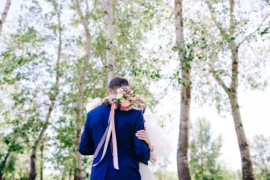 Gelin elinde bir bardak lezzetli şampanya tutuyor.