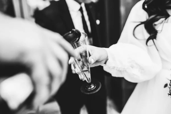 花嫁はおいしいシャンパンのグラスを持っていて — ストック写真
