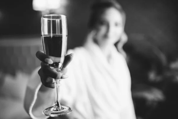 Mariée Tient Une Coupe Champagne Délicieux — Photo