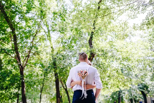 花嫁はおいしいシャンパンのグラスを持っていて — ストック写真