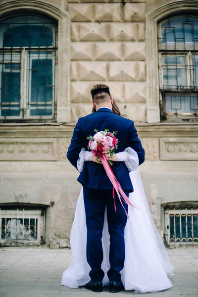 Bruden Kramar Brudgummen Och Håller Vacker Bukett Händerna — Stockfoto