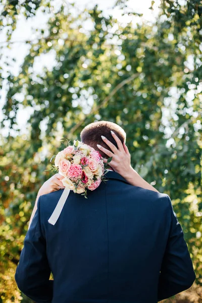 Noiva Abraça Noivo Segura Belo Buquê Suas Mãos — Fotografia de Stock
