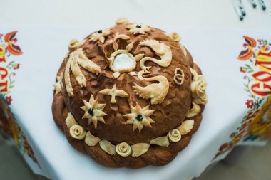 Düğündeki Rus geleneklerinden biri yeni evlilerle bir somun ekmekle tanışmaktır.