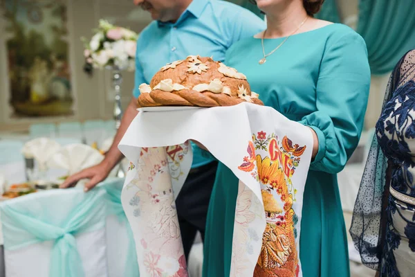 Egyik Orosz Hagyomány Esküvőn Hogy Egy Vekni Kenyérrel Találkozol Friss — Stock Fotó