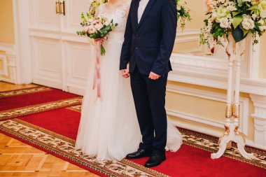 Düğündeki Rus geleneklerinden biri yeni evlilerle bir somun ekmekle tanışmaktır.